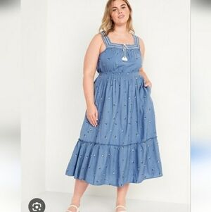 Old Navy Sleeveless Tiered Dress. Embroidered Flowers. White, Blue. Square Neck.